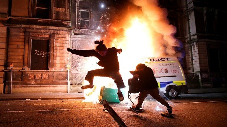 بريطانيا.. إصابات بين الشرطة إثر احتجاجات عنيفة في بريستول