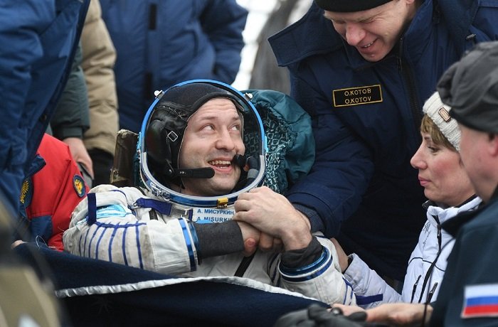 هبوط طاقم من رواد الفضاء بنجاح في كازاخستان
