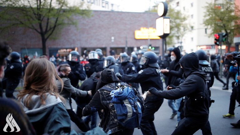 الشرطة تشتبك مع محتجين يحتفلون بعيد العمال في برلين