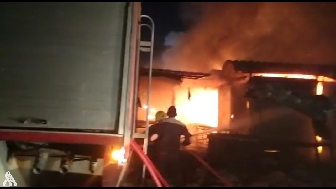 الدفاع المدني تخمد حريقا في سوق الشامية غربي الديوانية