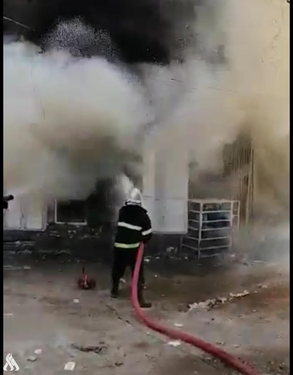 الدفاع المدني يخمد حريقاً اندلع في أسواق تجارية وسط بغداد