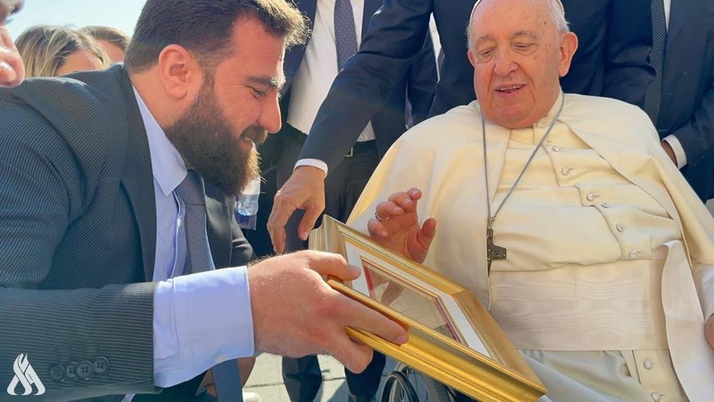 الكلداني يلتقي البابا في الفاتيكان ويسلمه هدية من تراث أرض الرافدين