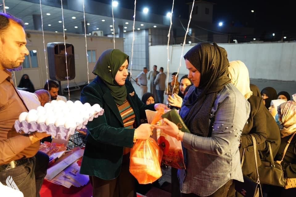 التجارة تقدم وجبات مجانية وهدايا عينية بمنفذها التسويقي في معرض بغداد