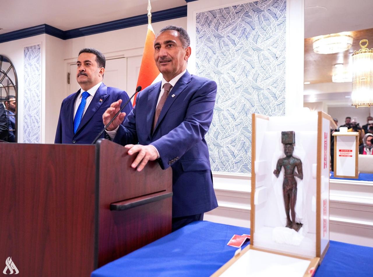 رئيس الوزراء يتسلّم قطعة أثرية رافدينية تعود للعصر السومري من متحف المتروبوليتان في نيويورك