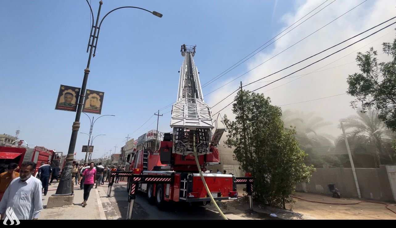 الدفاع المدني تخمد حريقاً اندلع داخل مجمع تجاري وسط كربلاء المقدسة