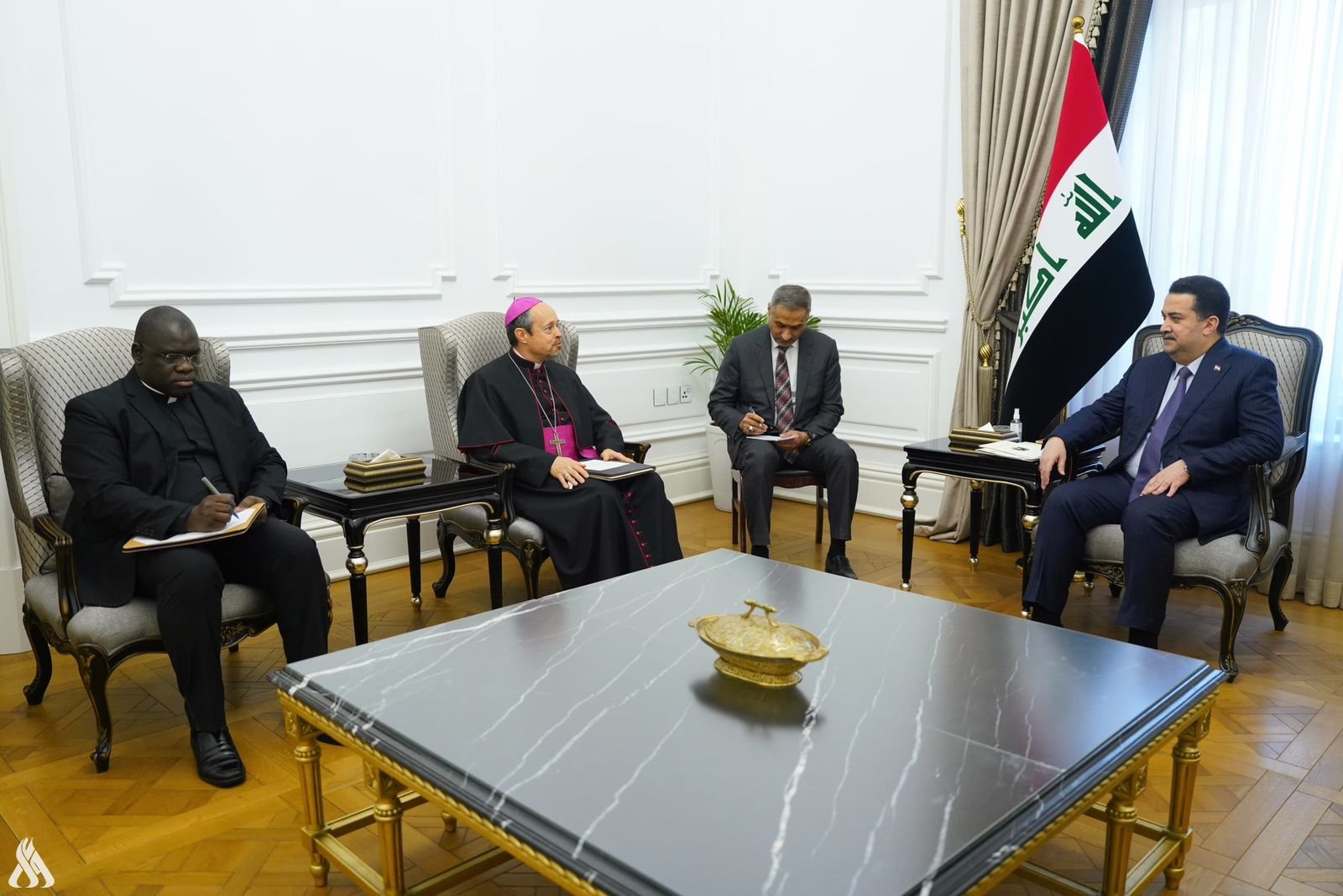 رئيس الوزراء يعرب عن تقديره لجهود سفير الفاتيكان خلال مدة عمله في العراق