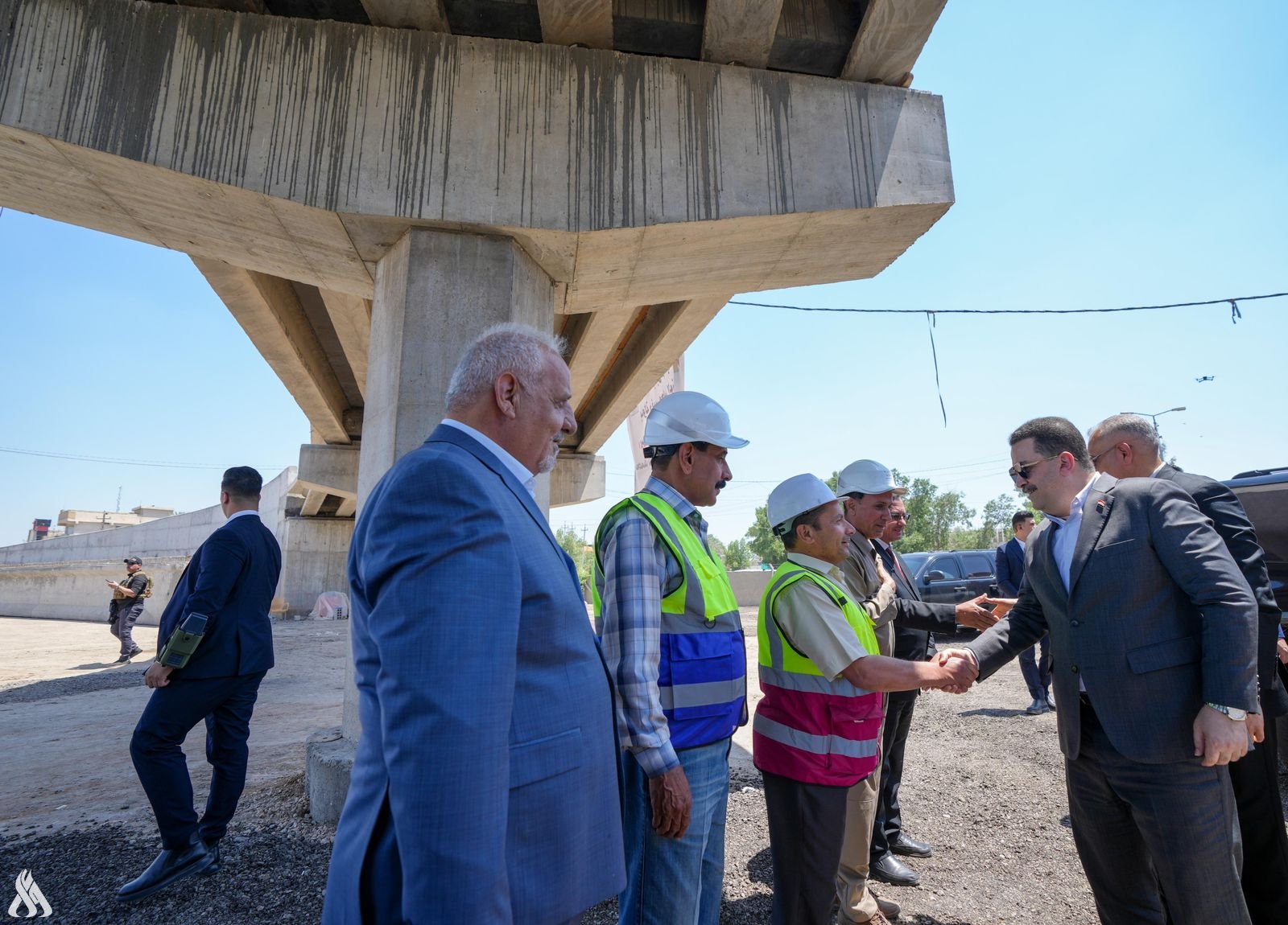 رئيس الوزراء يتابع ميدانياً مشروع جسر عشتار وسط مدينة الحلة
